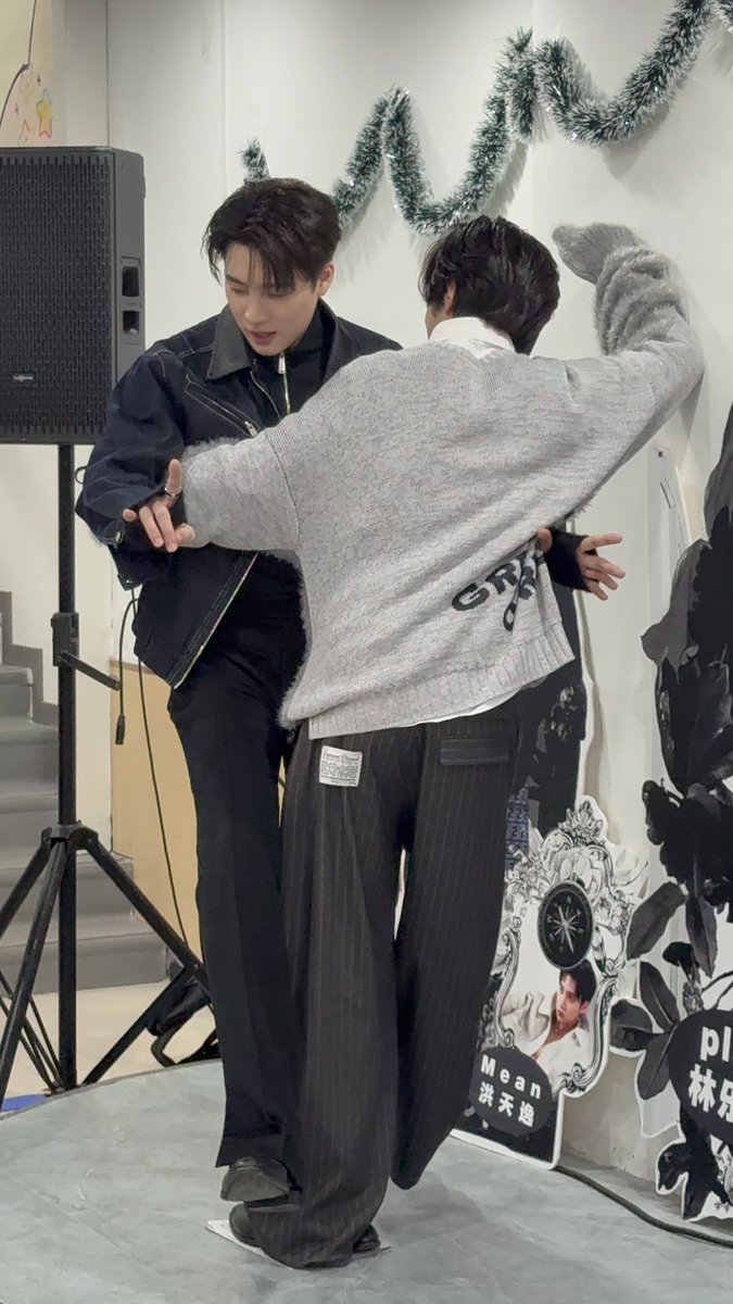 wwx_lizi's tweet photo. 🫂
@m34nismind @rathavit1997 
#2wish #MeanPhiravich #PlanRathavit
#洪天逸林乐杰合肥签售会
#MeanPlanHefeiFM https://t.co/pWV6sHCn7n