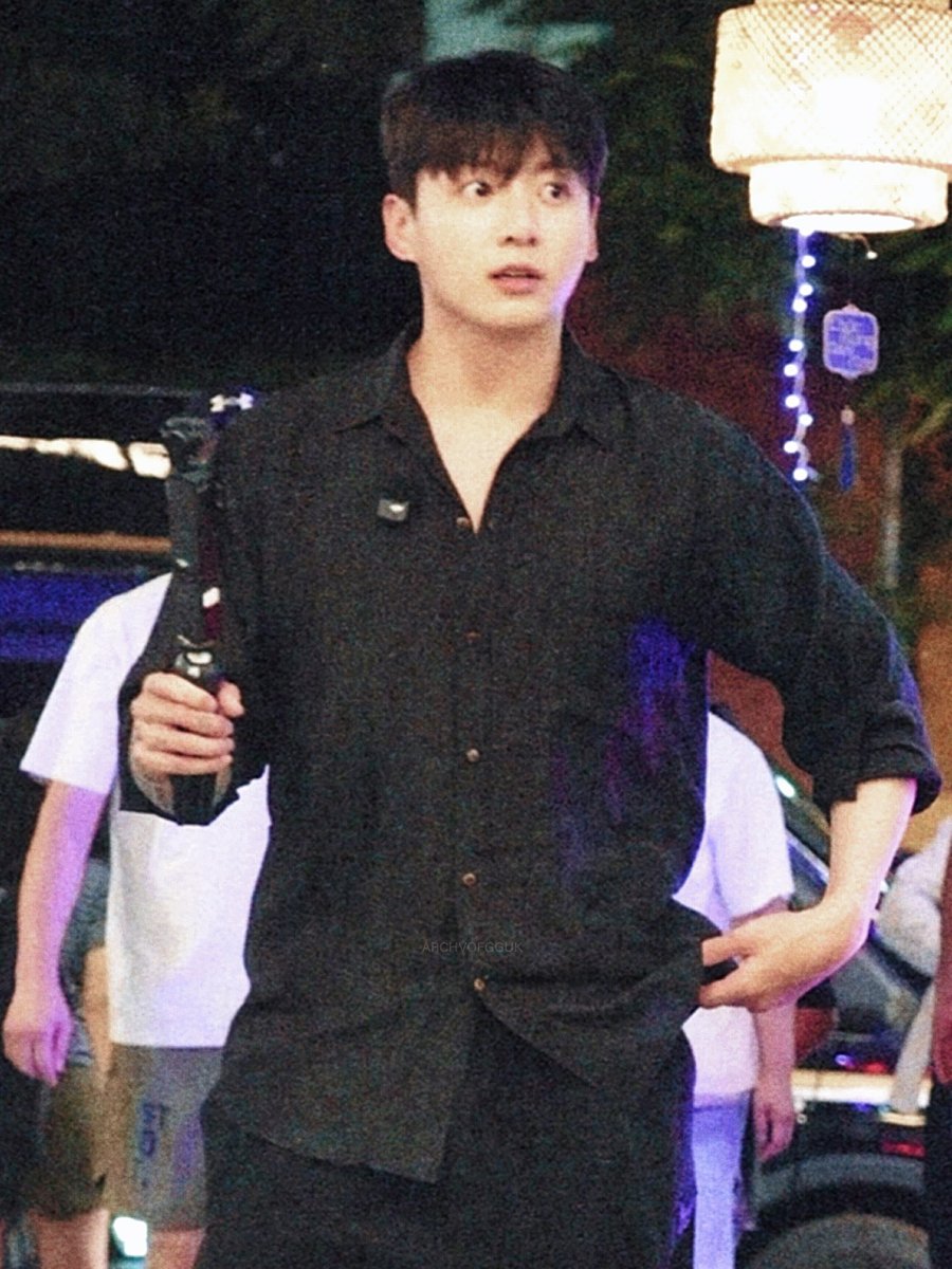 JUNGKOOK LOOKS SO FINE 🖤