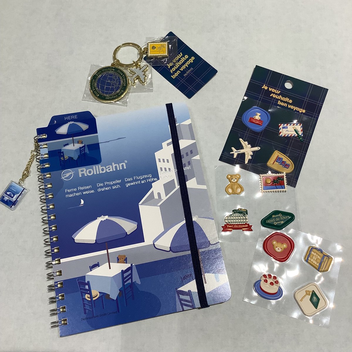 お気に入りのぬいぐるみを連れて、ヨーロッパを巡る旅。
思わずカメラのシャッターを切りたくなるような、旅で出合うさまざまな体験を描いた「ペリープル」シリーズが登場しております。
直営店のみで販売する限定アイテムもご用意しておりますので、ぜひ店頭でご覧ください。