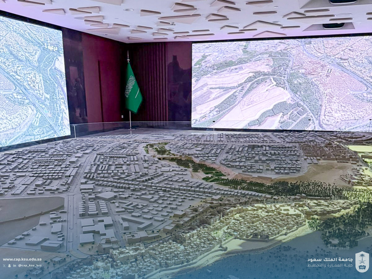 CAP_KSU_KSA's tweet image. قامت طالبات قسم التخطيط العمراني بجامعة الملك سعود بزيارة ميدانية إلى هيئة تطوير بوابة الدرعية (@DGDA_SA)، وذلك ضمن مقرر #المخططات_التنفيذية (Execution_Plans).
وهدفت الزيارة إلى تعزيز التعاون الأكاديمي والمهني بين الجانبين، حيث اطلعت الطالبات على مراحل التصميم والتنفيذ في مشاريع…