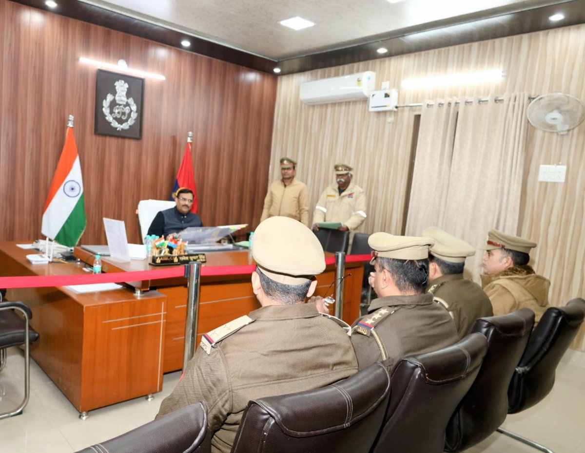 पुलिस कमिश्नरेट वाराणसी में सीएम डैश बोर्ड पर लम्बित विवेचनाओं के गुणवत्तापूर्ण निस्तारण के सम्बंध में थाना जैतपुरा,सिगरा,भेलूपुर, लंका, चौक,रामनगर,और चेतगंज के प्रभारी निरीक्षक/थानाध्यक्ष व विवेचकगण की गोष्ठी कर आवश्यक दिशा निर्देश दिया गया।