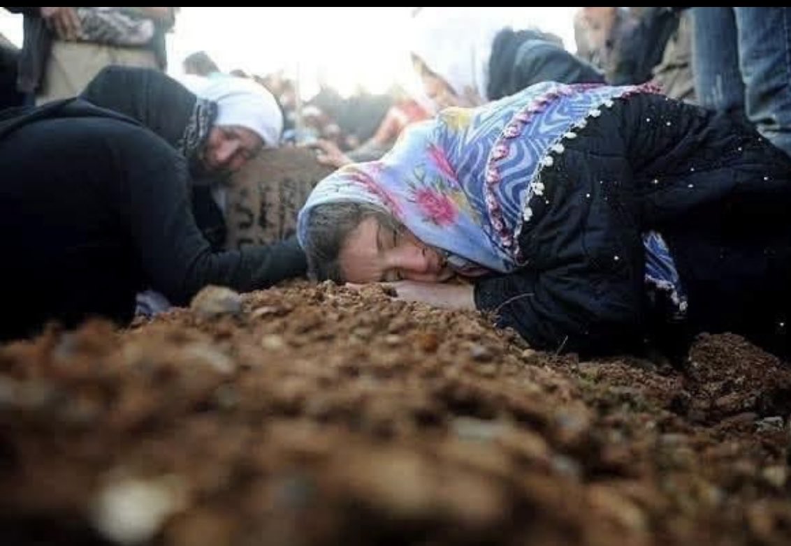 akin_birdal's tweet image. Roboski’deyiz;
Bir anne ağıt yakıyor,”Ahh oğlum, üşürsün diye damın karını sana küretmezdim, kıyamazdım.Şimdi karın altındasın, nasıl dayanırım.”
Yaşamak için değil, sadece ayakta kalabilmek için uğraşan 17 si çocuk 34 masum insan katledildi.Unutma
Suçlular er geç yargılanacaklar