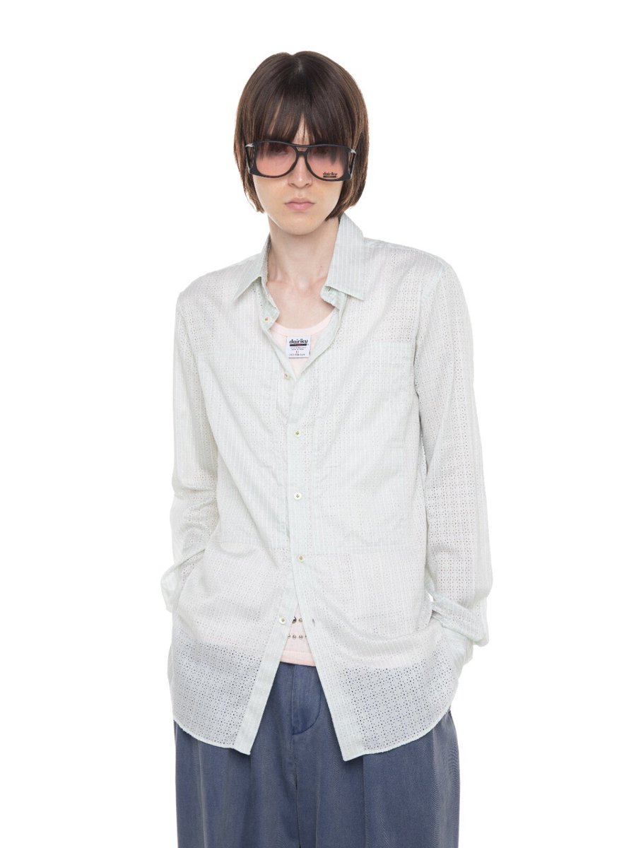 ダイリク / DAIRIKU] パンチングと花のボタンが特徴的で可愛らしい薄手