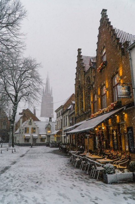 Müsaitsen seninle burada kahve içip
Sonra biraz yürüyelim mi?