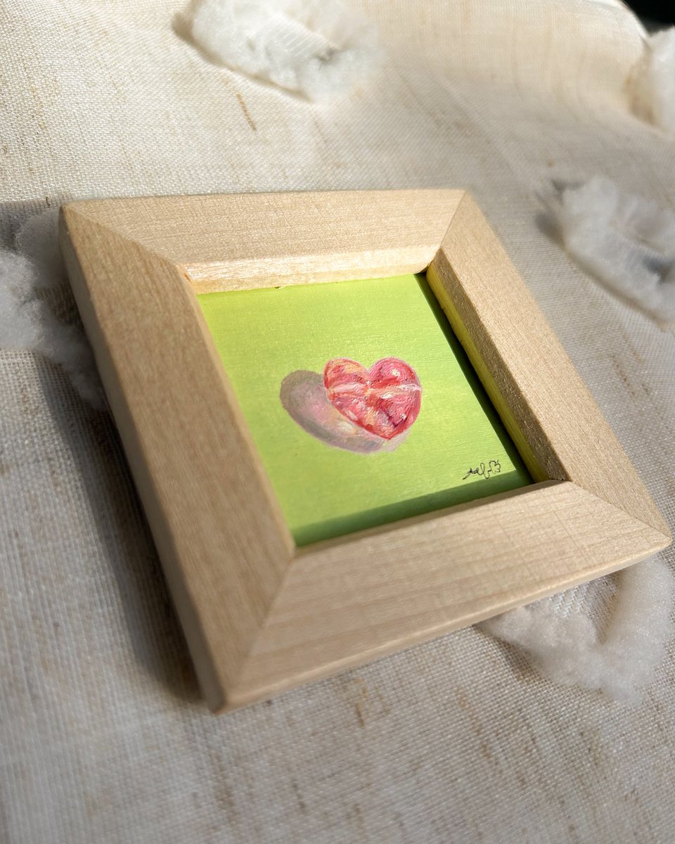 tef02skb's tweet image. 「ハートのビーズ」
まるんとした愛らしい形のハートのビーズを描きました。
光の加減によって色味が変わります✨