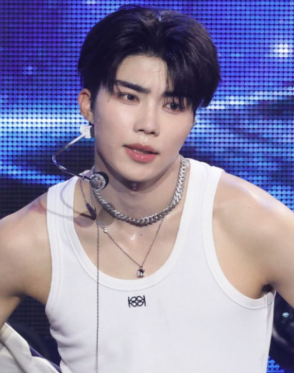 AboutMusicYT's tweet image. Happy 21st birthday to the amazing Gunwook of ZEROBASEONE!