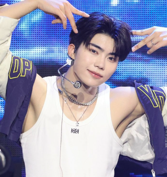 AboutMusicYT's tweet image. Happy 21st birthday to the amazing Gunwook of ZEROBASEONE!