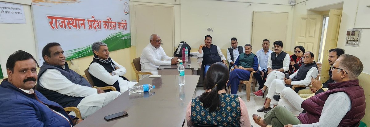 bhavimeenainc's tweet photo. आज भारतीय राष्ट्रीय कांग्रेस के 140वें स्थापना दिवस के अवसर पर प्रदेश कांग्रेस कार्यालय में प्रदेश कांग्रेस अध्यक्ष सम्मानीय @GovindDotasra  जी ने ध्वजारोहण किया।
इस मौके पर आज़ादी की लड़ाई और  राष्ट्र निर्माण में कांग्रेस पार्टी के महान नेताओं के ऐतिहासिक योगदान को याद किया गया।
 नेता प्रतिपक्ष सम्मानीय @TikaRamJullyINC  जी, पूर्व विधानसभा अध्यक्ष सम्मानीय @drcpjoshi जी सहित अनेक वरिष्ठ नेता एवं कांग्रेसजन उपस्थित रहेl
#CongressFoundationDay 
@INCIndia @INCRajasthan
