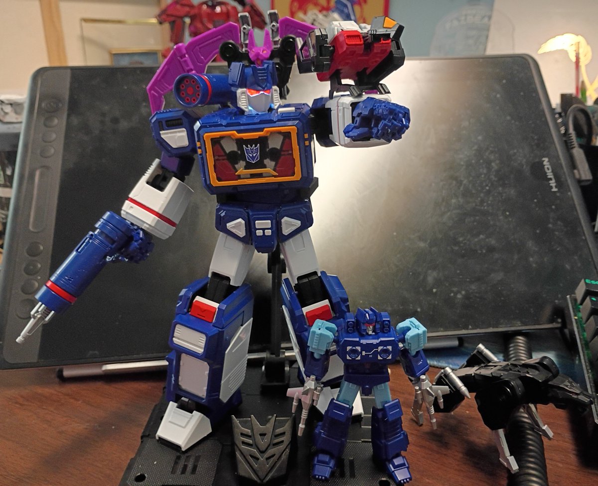 Real_Behemoth's tweet image. Another #Soundwave has joined the collection! This time the Blokees Action Series Soundwave. Comes with four of his cassettes though none of them transform because it's a model kit! You get to build all of them! And Soundwave lights up and plays voice lines! How cool is that!?