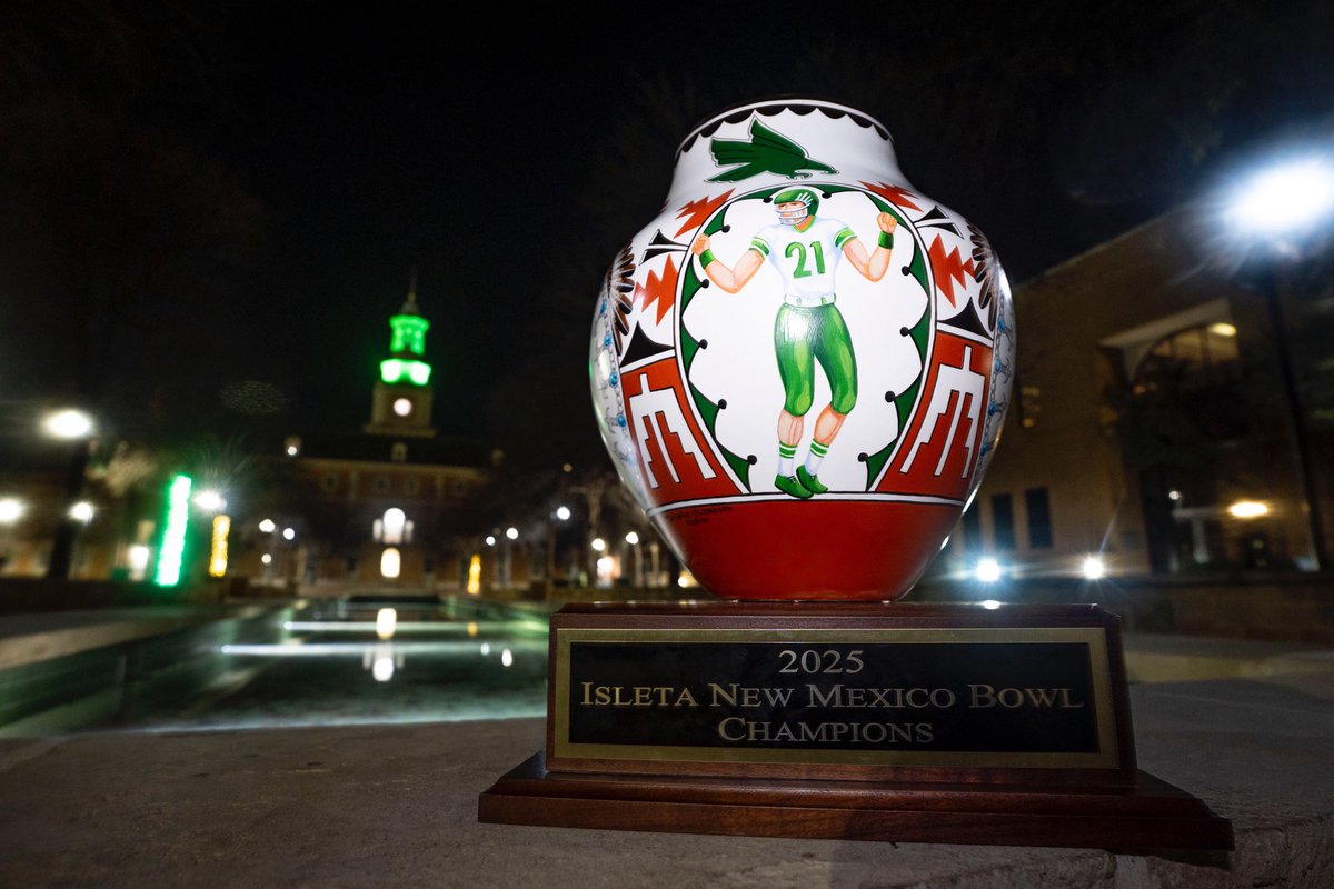 MeanGreenFB's tweet photo. Lit The Tower 🥱

#GMG🦅 https://t.co/qAl8TwdUe0