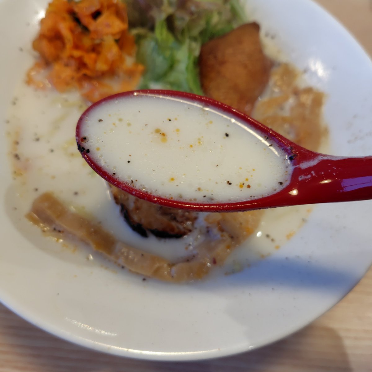 ramenmaster777's tweet photo. 旬菜らーめん えむず@東金市
🍜魚介のクリームらーめん🍜

初訪問です🔰
店名の通りトッピングにこだわりを感じられ、これがまた美味しいです😋

クラムチャウダーのようなスープでついつい飲み過ぎてしまいました😳

#旬菜らーめんえむず https://t.co/gK3MGe3jyv