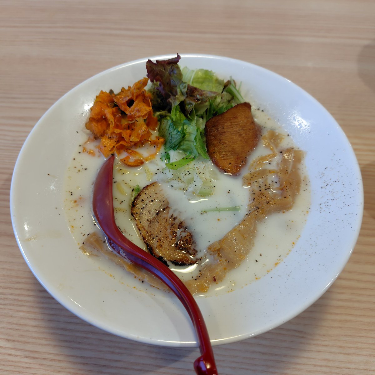 ramenmaster777's tweet photo. 旬菜らーめん えむず@東金市
🍜魚介のクリームらーめん🍜

初訪問です🔰
店名の通りトッピングにこだわりを感じられ、これがまた美味しいです😋

クラムチャウダーのようなスープでついつい飲み過ぎてしまいました😳

#旬菜らーめんえむず https://t.co/gK3MGe3jyv