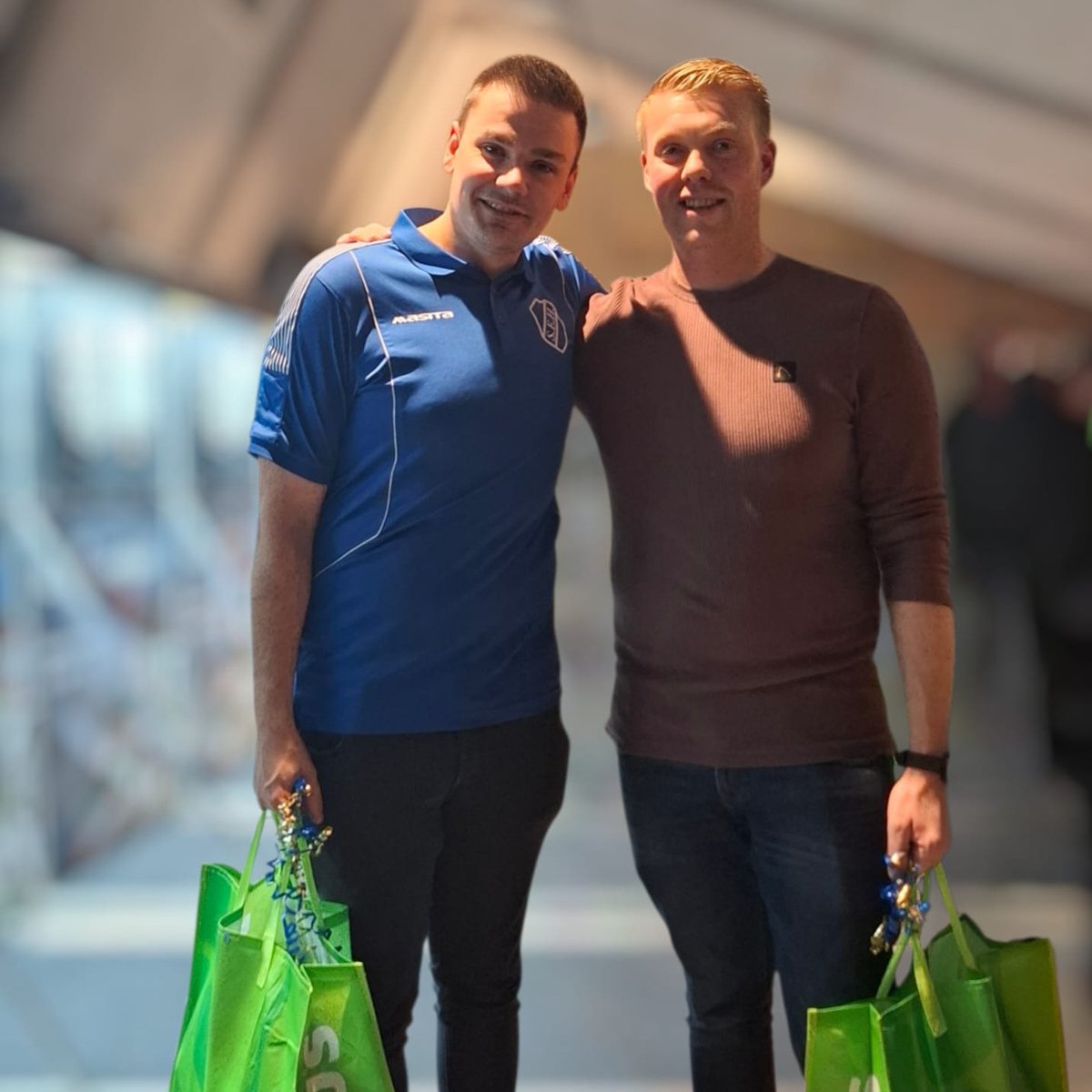 vvSEH's tweet photo. 💙🤍Het BONFIX Koppel darttoernooi was gisteren bij SEH.
🎯In de middag gingen 32 koppels fanatiek de strijd met elkaar aan. Peter Koetzier en Jesse de Gooijer waren uiteindelijk de winnaars!
Meer info @ https://t.co/YEnNv6Q92G
#letsplaydarts #bonfix #trots #heerde #wijzijnseh https://t.co/kYxc0ogzOq