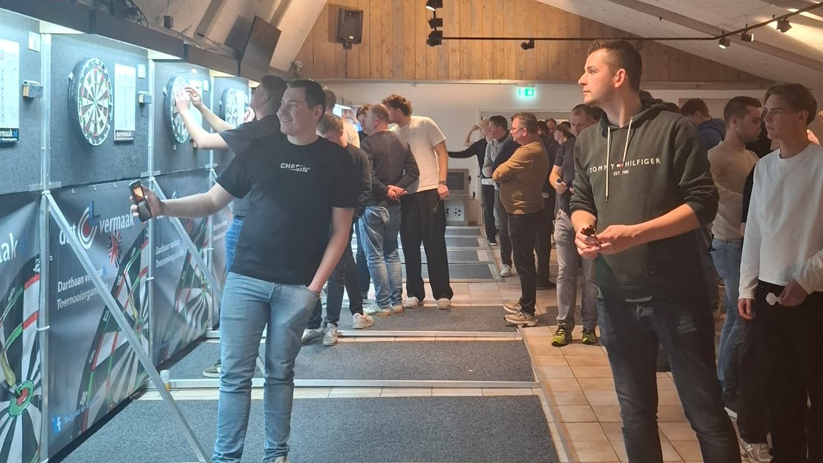 💙🤍Het BONFIX Koppel darttoernooi was gisteren bij SEH.

🎯In de middag gingen 32 koppels fanatiek de strijd met elkaar aan. Peter Koetzier en Jesse de Gooijer waren uiteindelijk de winnaars!

Meer info @ vvseh.nl/geslaagd-bonfi…

#letsplaydarts #bonfix #trots #heerde #wijzijnseh