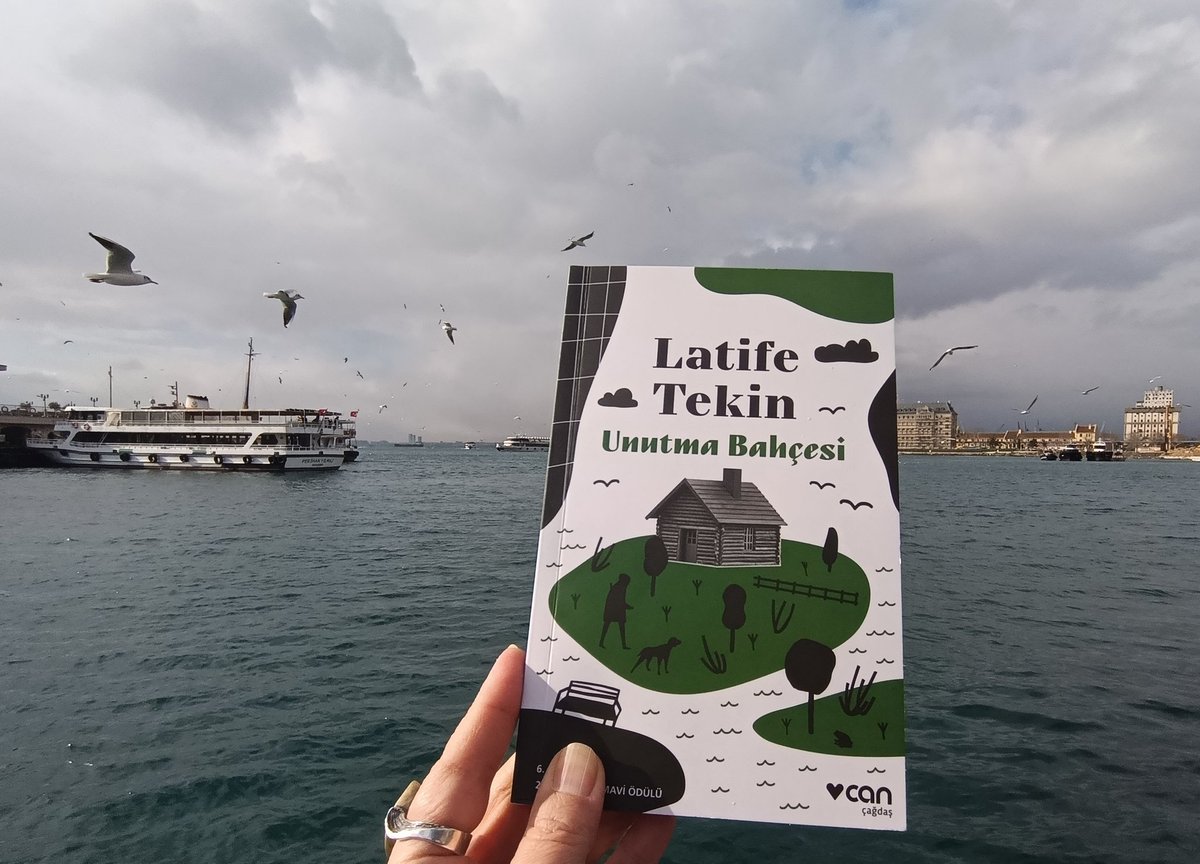 Işığım Latife Tekin'le "Unutma Bahçesinde"yim😊Billur cümleleriyle "Zamansız"a kapı aralayan bir yol alma. "Bir rüzgâr yok mu, anılar yaratan unutma rüzgârı, uğultusunu dinliyorum onun, yaşadıklarım için kalbim sızlıyor..." #latifetekin #unutmabahçesi #kitap #deniz #istanbul #kış