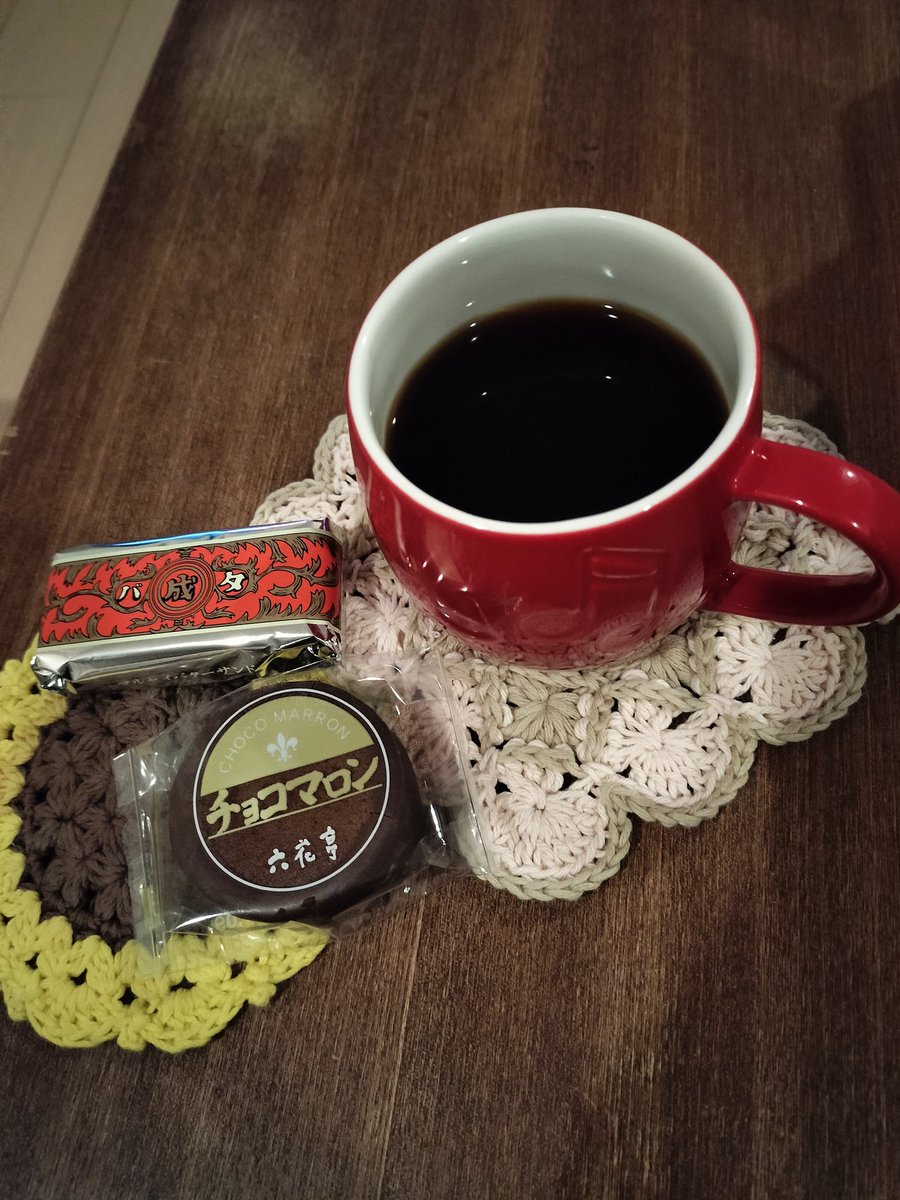 oira02042780005's tweet photo. #癒しの時間

#HIGHFIVECOFFEE さんの
#エチオピアモカシダモG4

沁みますねぇ〜🤗

お年始の準備に
#六花亭 へ
自宅用の
#マルセイバターサンド と
#チョコマロン
昔なじみ変わらず美味🤗

HIGHFIVECOFFEEさんの
感動的に美味しいCOFFEEと
合います〜🤗
あ〜ぁ幸せ🤗✨🍀

#笑う門には福来る https://t.co/gTAshyrGDu