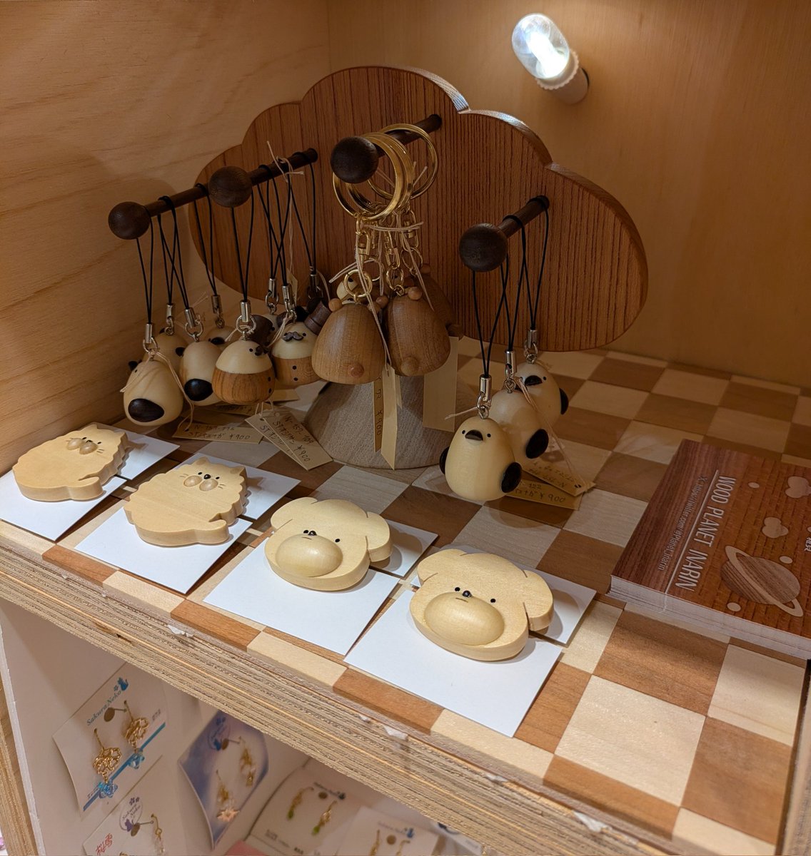 【お知らせ】
委託先の「すこんぶ横浜ジョイナス店」様にてお願いしておりました「キノコのペーパーウェイト」、「クマの楊枝入れ」を本日をもって終了させて頂きました。
代わりに、「ネコのブローチ」、「イヌのブローチ」が加わりましたのでよろしくお願いします。
写真左が旧、右が新となります。