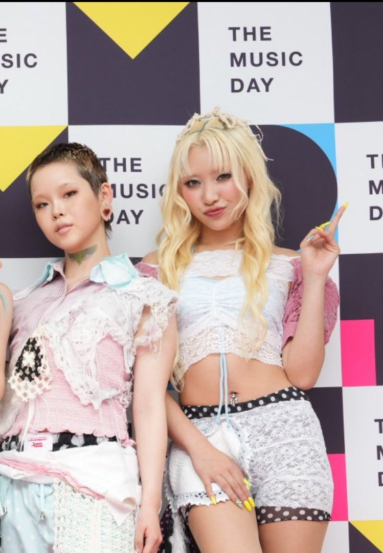 TerXg___A1phvz's tweet photo. 皆さん
この2人が10代でCoachellaと東京ドームに立った後に伝説となるXGのマンネズです https://t.co/Q0kfi50aNG