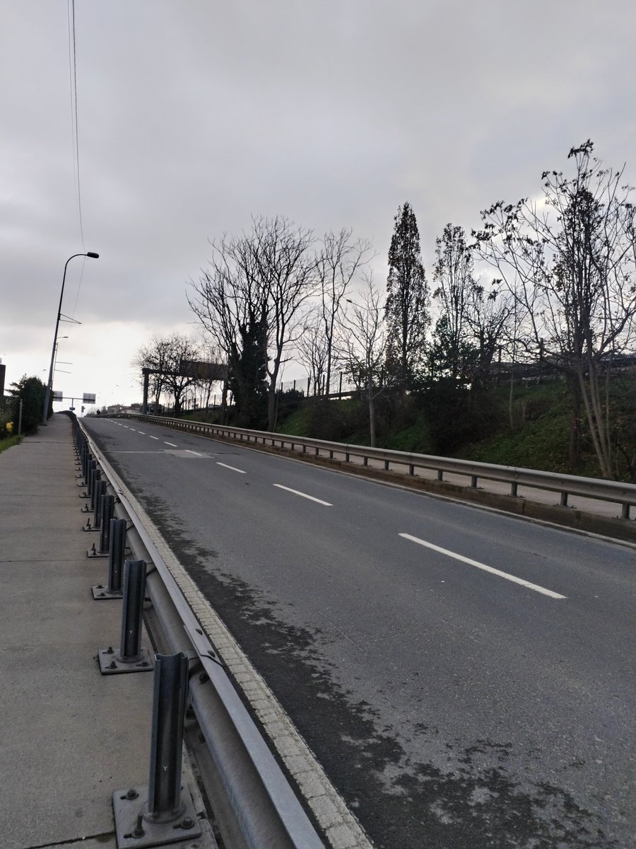 batık bir gemiyim bu yol  limanında..