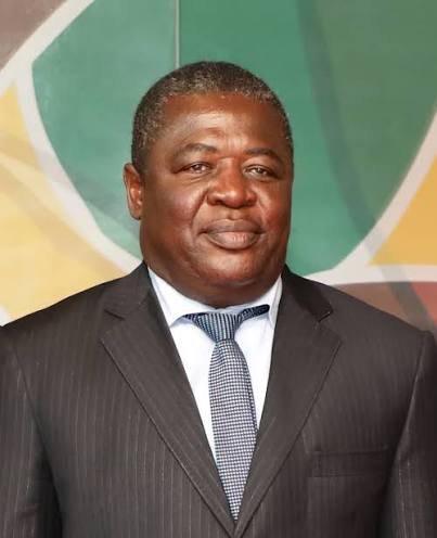 fbuyobe's tweet image. Tarehe 7 August 1998 jiji la la Dar lilitikisika.

Majira ya saa 4:45 asubuhi,Maafisa wawili wa Polisi wakiwa katika kituo cha polisi Salender Bridge, walishtuliwa na Kishindo Kikubwa.

Maafisa hawa ni SSP Mohamed Stambuli na SP Valentino Mlowola

Naam!

Fuatana nami!