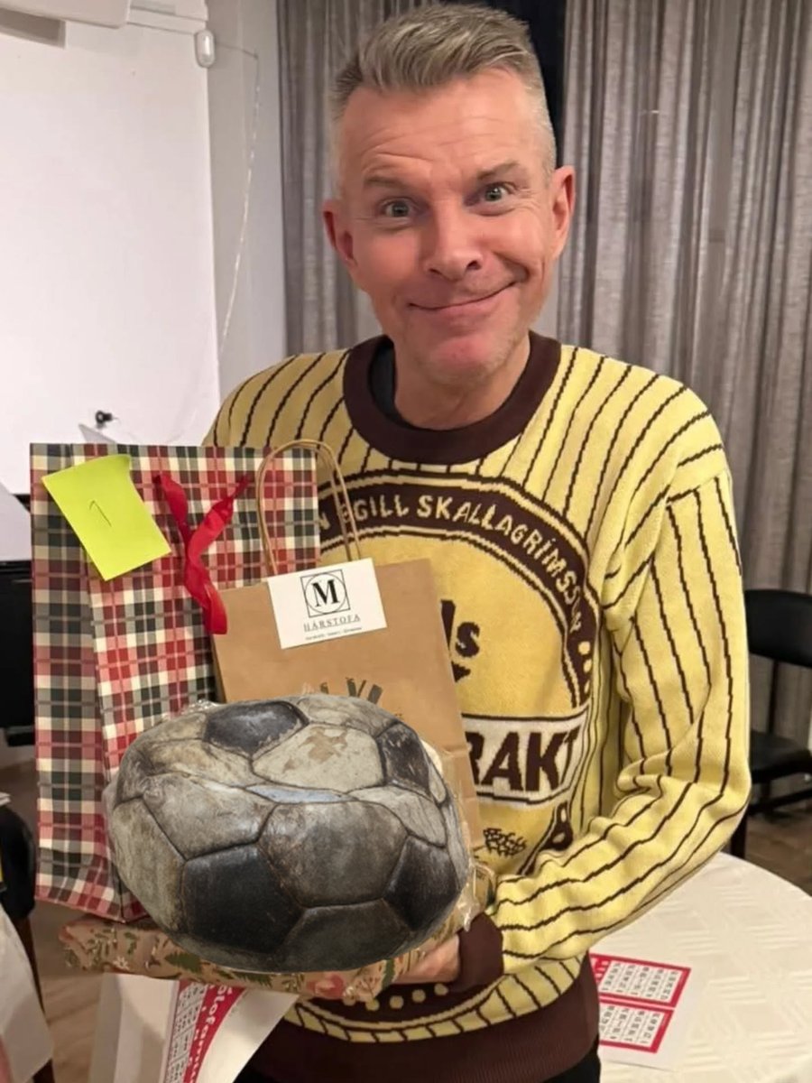 arnitorfa's tweet image. My friend who is a huge Arc Raiders fan got a deflated soccer ball for Christmas. #arcraiders
