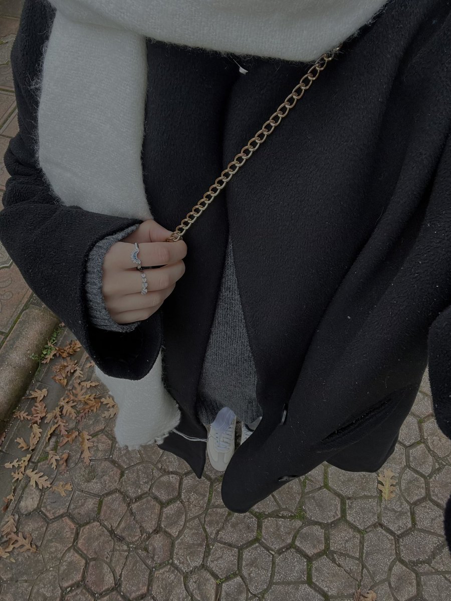 Bu soğukta dışarı çıkanın 
Ya aklı güzeldir 
Ya aklındaki 
Ya da finalleri kapıya dayanmıştır 
Benim finallerim kapıya dayandı