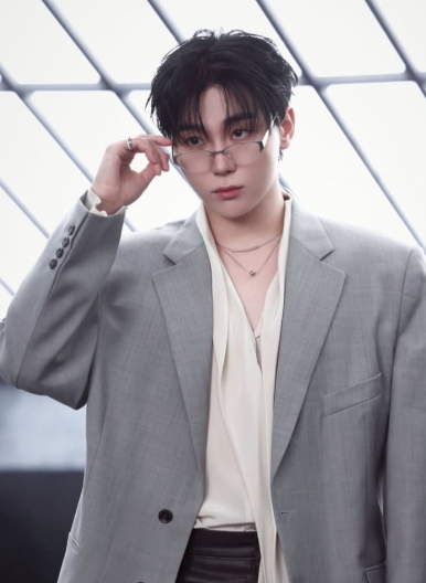 AboutMusicYT's tweet image. Happy 28th birthday to vocalist, iconic and talented Seungkwan of SEVENTEEN!