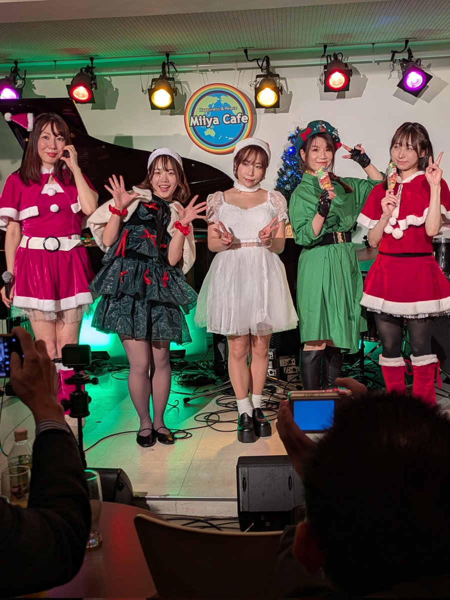 mn6fef_mymelo's tweet photo. 昨夜はクリスマスライブ🎄クリスマス過ぎてもクリスマス気分が味わえたのは有難い✨ライブ前の忘年会で食べ過ぎてコンディションは万全じゃなかったけど😅
#ayakalabo #心音 #清水舞美 #kanalatte #risa https://t.co/4R5k0OCIAM