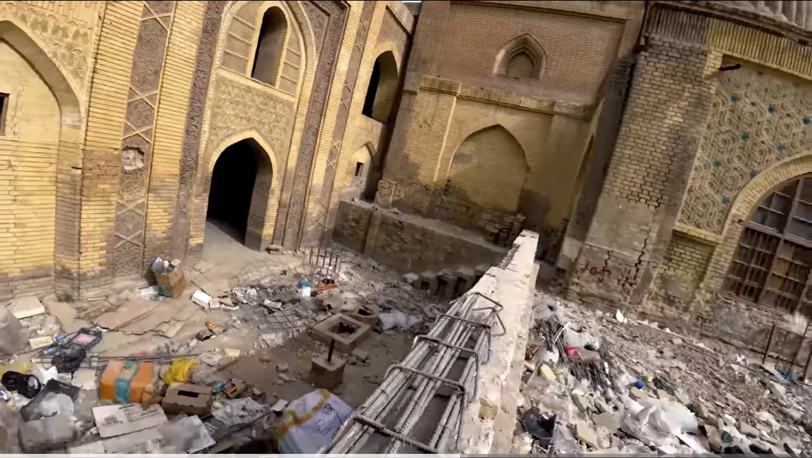 حكومة لا تستحي رثة لا تقدر تاريخ العراق حيث المواقع الاثرية اصبحت مكب للنفايات. 
جامع مرجان من مساجد العراق الأثرية القديمة، ويقع في شارع الرشيد، في منطقة الشورجة، وهو مسجد محكم البناء وفسيح الأرجاء وكانت فيهِ مدرسة تسمى المدرسة المرجانية وشيد هذه المدرسة أمين الدين مرجان بن عبد