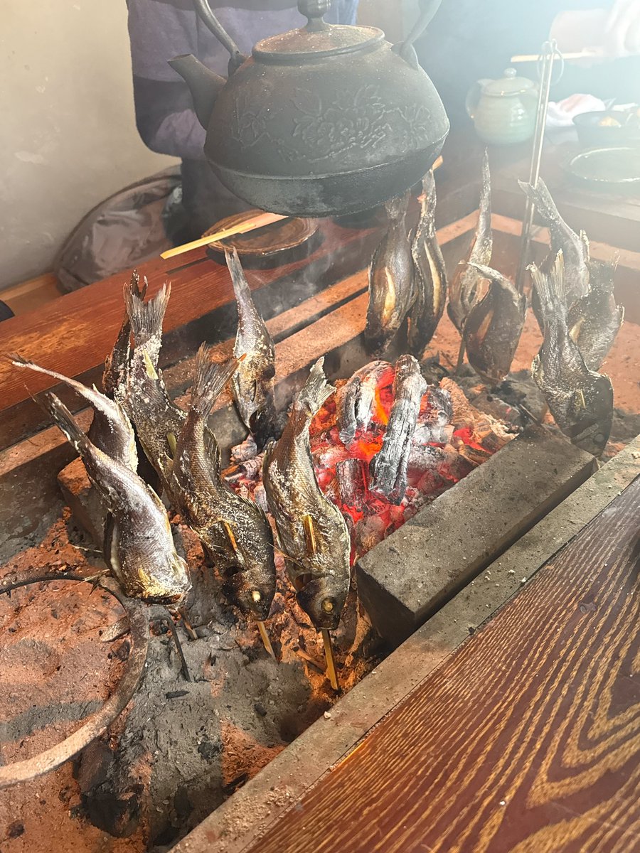 お正月アレンジの盆栽作ってきた🎍
お食事美味しかった😊
囲炉裏での魚の塩焼き🐟