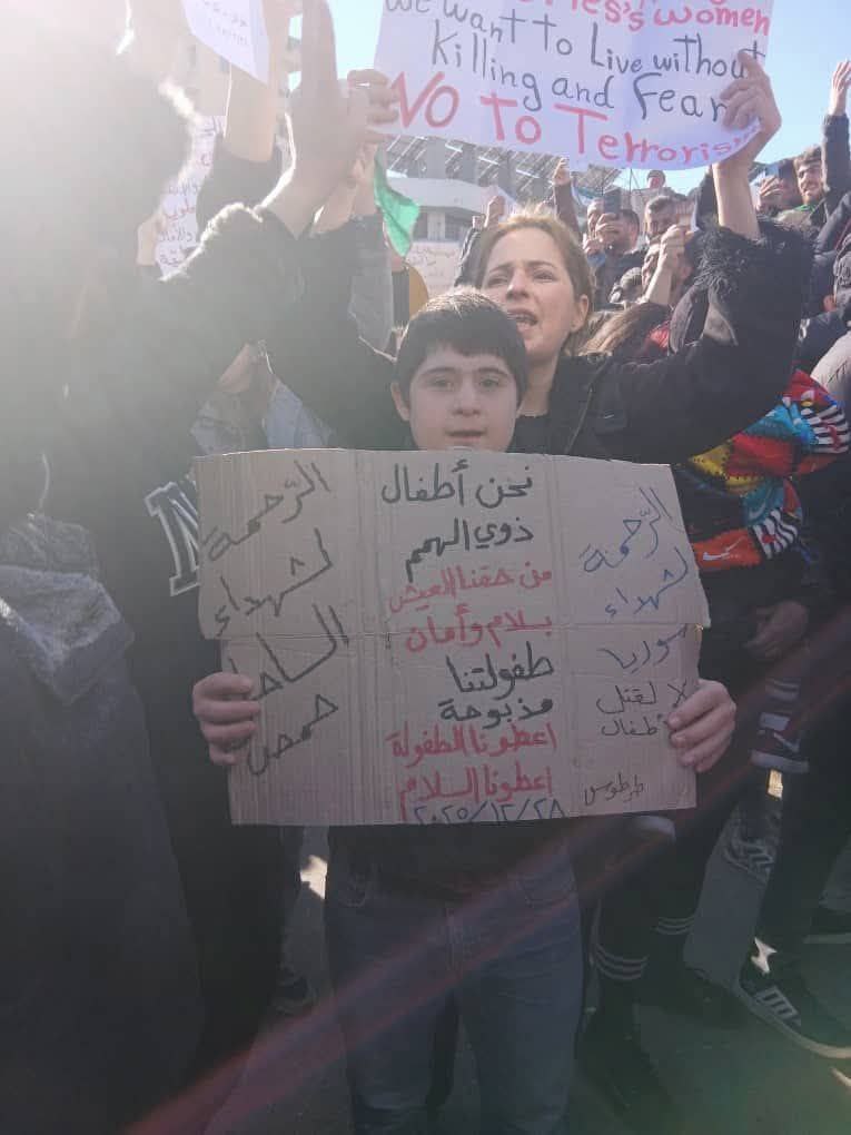 meme_syr3's tweet photo. طرطوس
طفل من ذوي الهمم واقف بصمت،لكن صوته أعلى من كل الهتافات
عيونه بتحكي وجع بلد وقلبه الصغير شايل حمل أكبر من عمره حضوره صرخة بوجه الظلم، ودليل إن الكرامة ما إلها إعاقة
هالطفل مو حالة هو رسالة
نحن هون، وحقنا بالحياة والأمان ما بيتجزأ💔✊
#Syria 
#سوريا 
#طوفان_الكرامة https://t.co/U3MrnW0Ytb