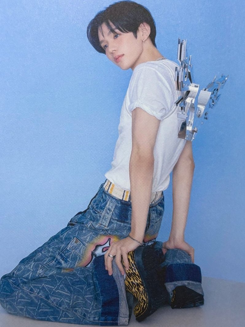 he so pretty.. mesmerizing.. beautiful.. what an angel.. pretty living.. pretty lip corners.. pretty hands.. pretty face.. has kind heart and personality.. he literally an angel personified.. oh.. i will combust..