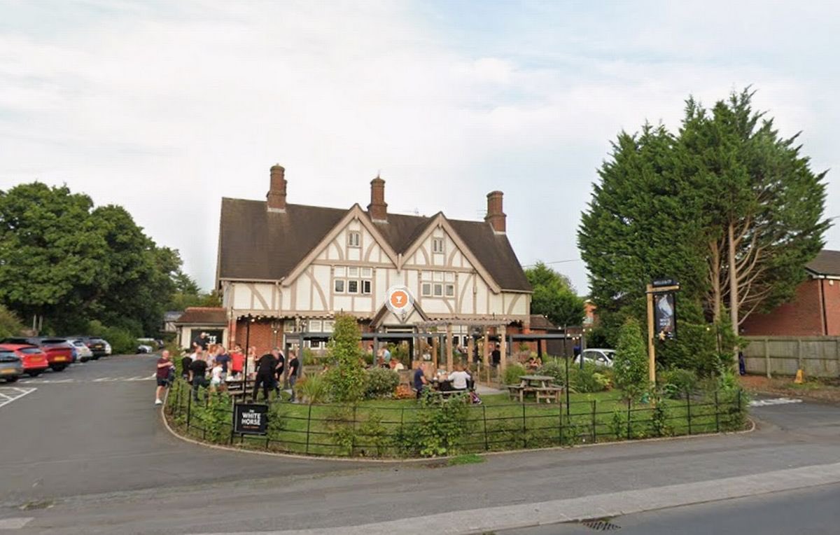 SolihullUpdates's tweet image. ‘Angry’ families went hungry on #ChristmasDay after claiming they turned up at a #Solihull pub, The White Horse in #BalsallCommon, to be greeted by ‘chaos’ and told by other customers that the restaurant had closed and people  were being turned away. birminghammail.co.uk/news/midlands-…