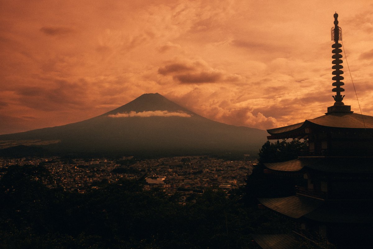 Fuji standing guard while the day turns to dust. #mtfuji