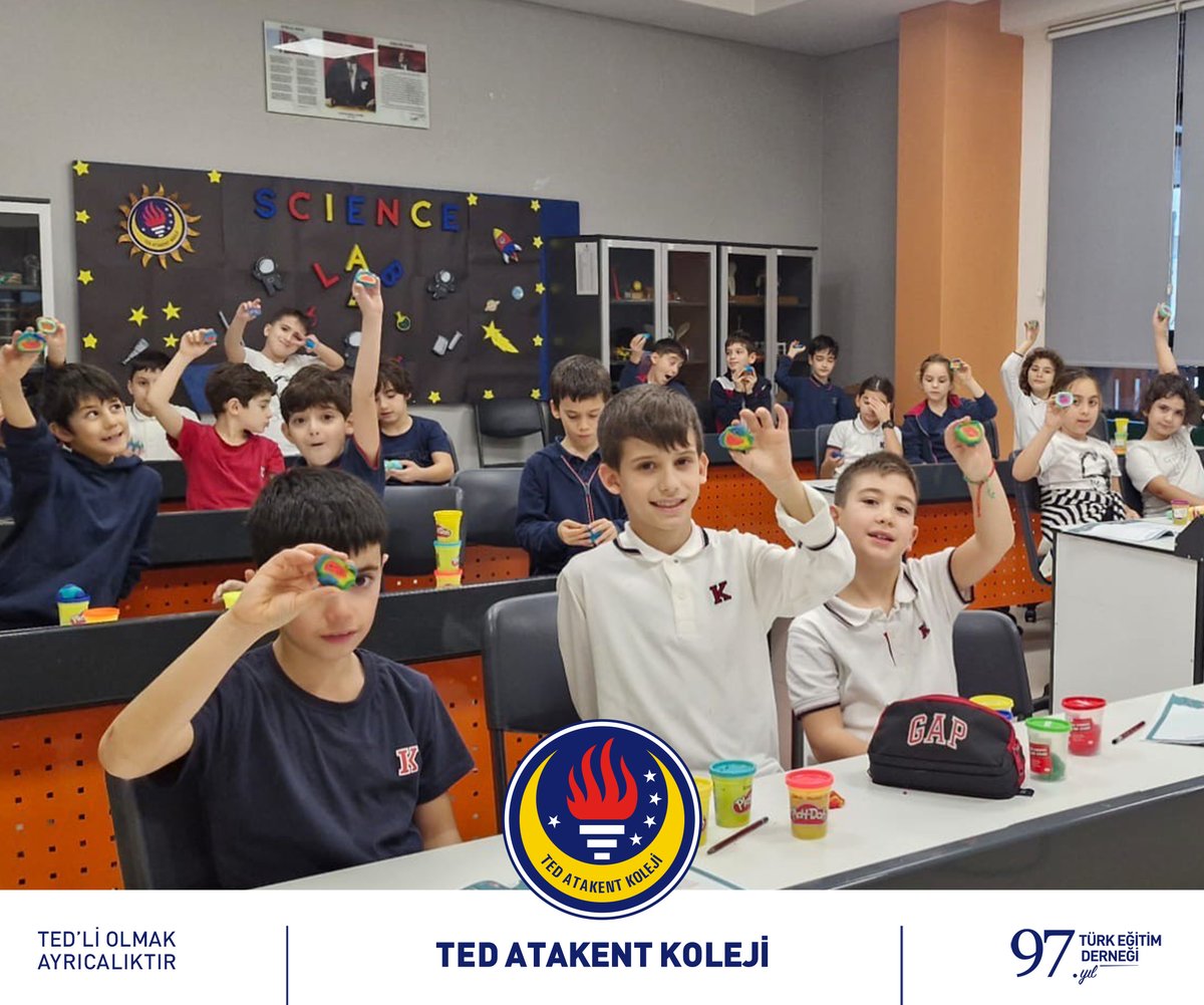 3. sınıf öğrencilerimiz Bilim Atölyesi dersinde Dünya’nın katmanlarını yakından tanımak için keyifli bir öğrenme süreci yaşadılar.

Hamurlarla oluşturdukları modellerle yer kabuğundan çekirdeğe doğru uzanan katmanları adım adım gözlemlediler.