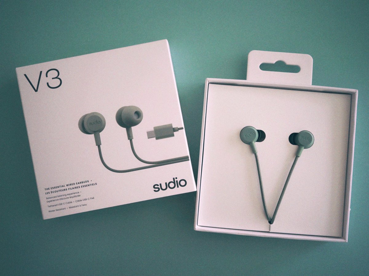 Sudioの今年発売の有線イヤホン、V3を頂きました。充電不要&amp;挿すだけの有線イヤホンをあえて選びたい人のために再登場したアイテム。USB-C接続です。くすみカラーがかわいい（これは抹茶グリーン）
公式オンラインストアで使える15％OFFクーポンコード：mariekko
sudio.com/jp/
#PR #SudioV3