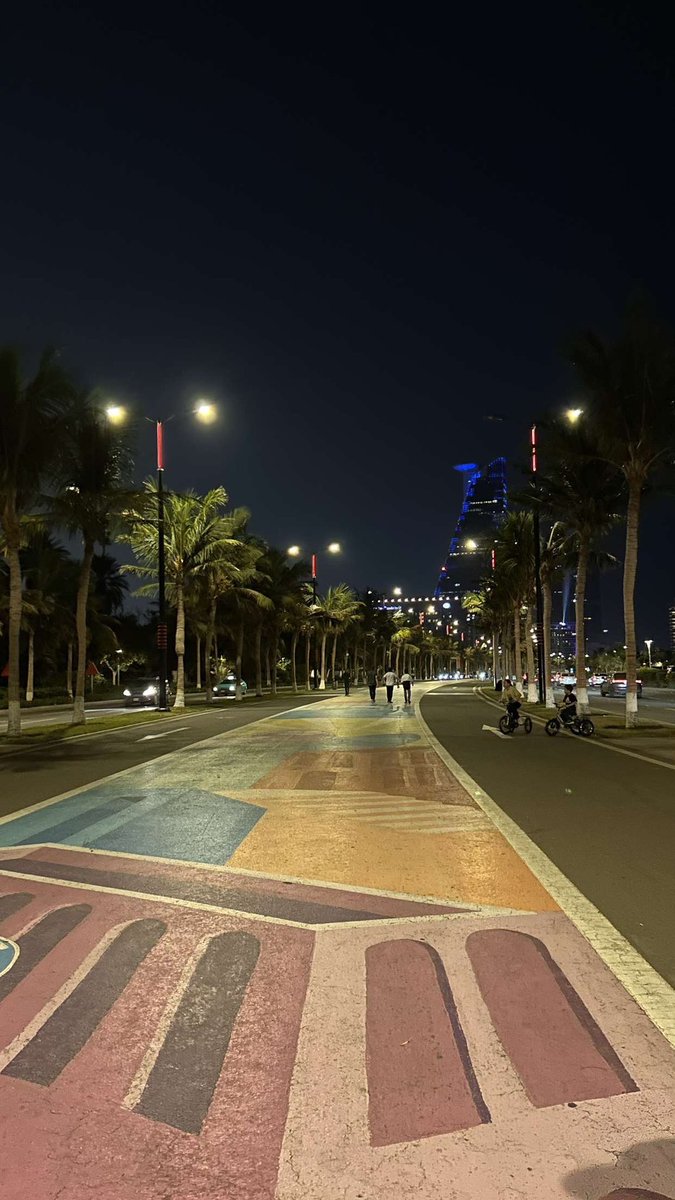 ٣ بقرات تائهات في بحر العلم قرروا يتهنوا بالجو
 ولا كأنوا وراهم فاينلز 🥲..