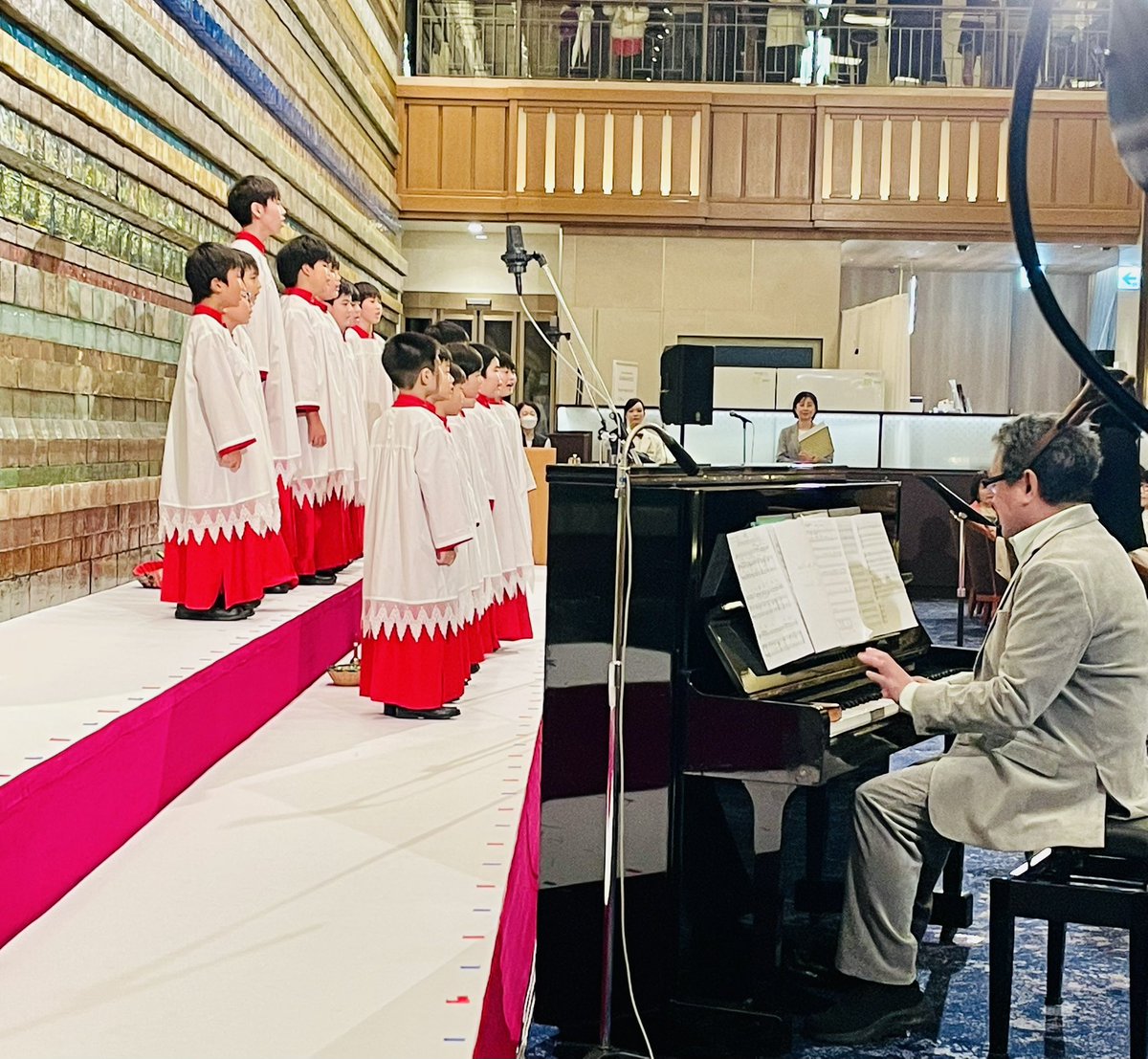 chorus_tfmbc's tweet photo. 今年も帝国ホテルのクリスマスコンサートを無事に終えました（12/24）
クリスマスキャロルばかりでなく、チルコット作曲のジャズミサや、谷川俊太郎（詩）  谷川賢作（曲）の作品をプログラムに入れ、子どもたちの様々魅力をお届けできたのではないかと思います🎶 https://t.co/Psovhhev7h