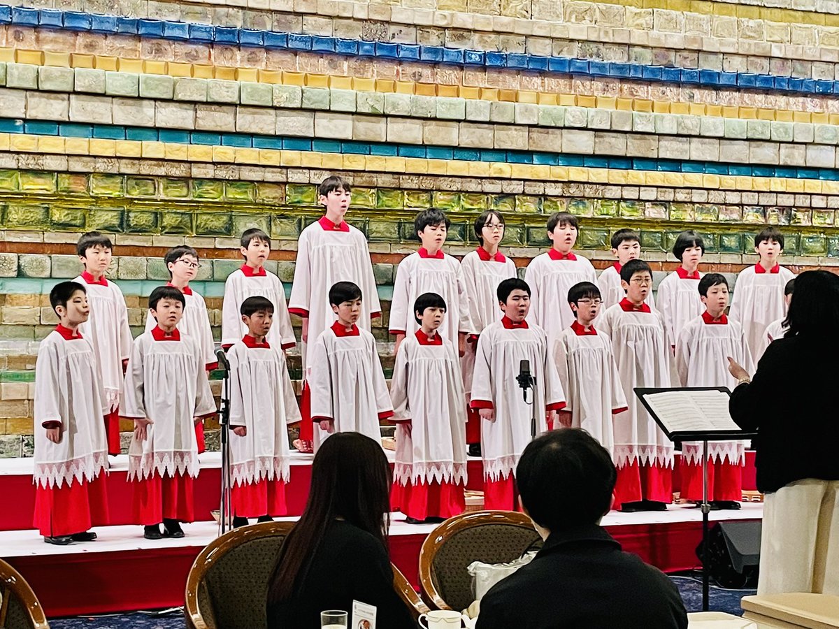 chorus_tfmbc's tweet photo. 今年も帝国ホテルのクリスマスコンサートを無事に終えました（12/24）
クリスマスキャロルばかりでなく、チルコット作曲のジャズミサや、谷川俊太郎（詩）  谷川賢作（曲）の作品をプログラムに入れ、子どもたちの様々魅力をお届けできたのではないかと思います🎶 https://t.co/Psovhhev7h