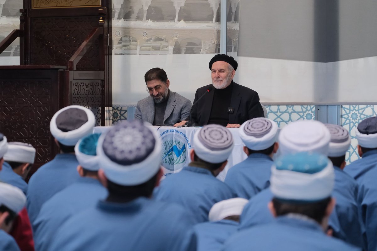 Bugün Prof. Dr. Ahmet Turan Arslan hocamız, kurumumuzu ziyaret ederek talebelerimizle buluştu, gönüllere dokunan bir sohbet gerçekleştirdi. İlmi, tecrübesi ve samimiyetiyle talebelerimize ilham olan hocamıza şükranlarımızı sunuyoruz.