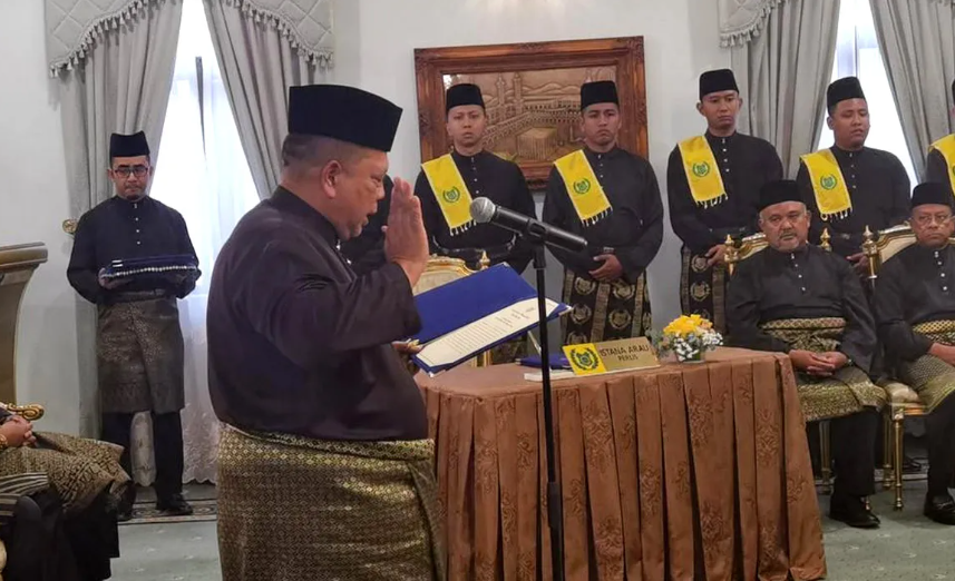 SinarOnline's tweet photo. Abu Bakar dilantik Menteri Besar Perlis baharu
Abu Bakar dilantik sebagai Menteri Besar Perlis yang baharu menggantikan Mohd Shukri Ramli.
Artikel: https://t.co/4pfncj0bt8
#sinarharian #beritaterkini #MBPerlis