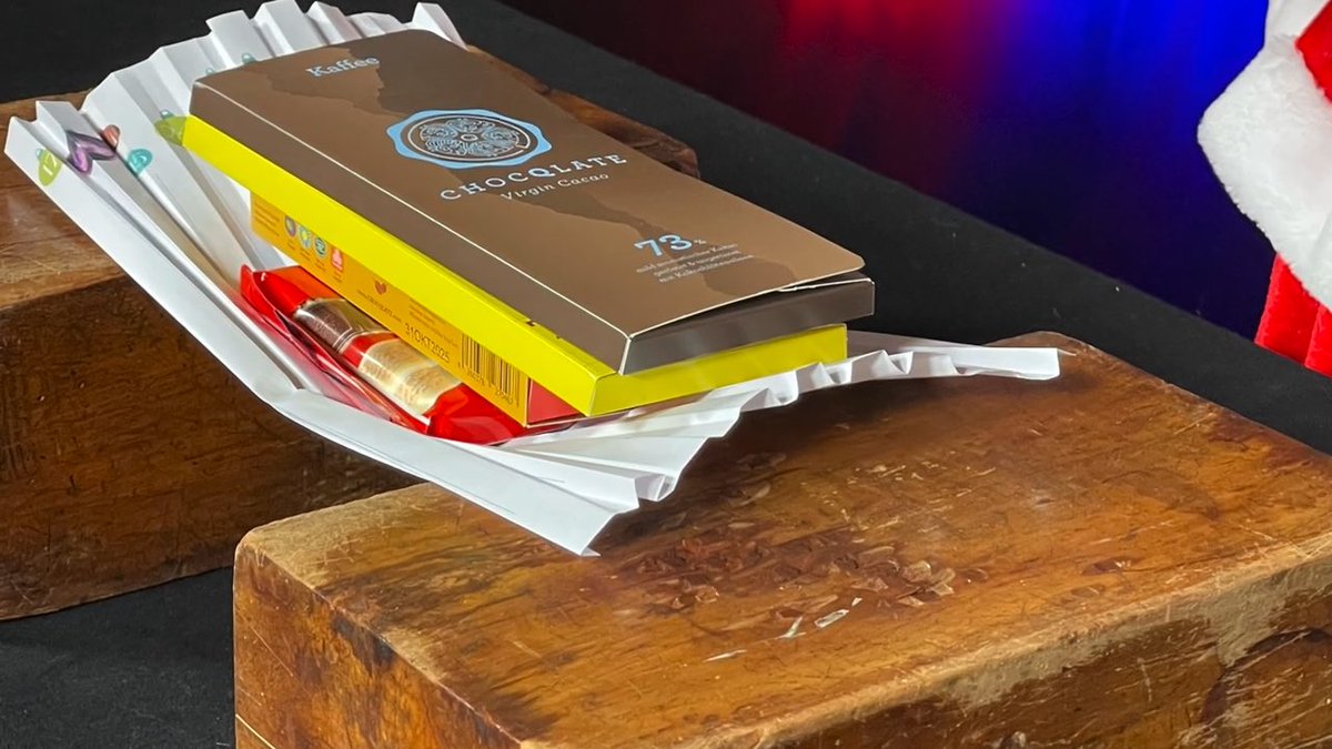 PhysikImAdvent's tweet photo. Lösung 24: Das wie ein Trapezblechdach gefaltete Blatt Papier kann sogar einige Tafeln Schokolade tragen. Es ist super stabil!
https://t.co/o4t6ejxGjF
#Physik #DigitaleBildung #Advent #Schule #Lehrer #MINT #Lernen #WissKomm #DigitalesLernen #Adventskalender #PhysEdu #twlz https://t.co/HsVMpYM9Fh