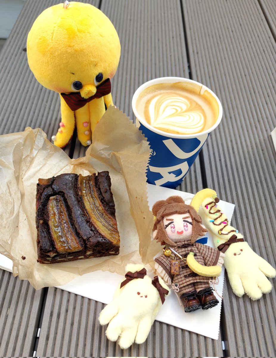 出掛けに届いてそのまま連れ出され一緒にブラウニーを食べるたこぺちさん🐙🍫🍌