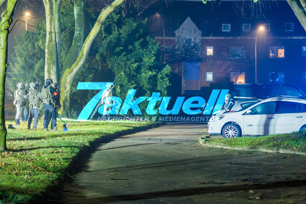 Spezialkräfte schießen mehrfach! Mann beschädigt mehrere Fahrzeuge, als Passant ihn anspricht zieht er ein Messer! -#Bochum 7aktuell.de/meldung/42661?…