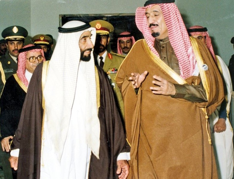 من القصص المأثورة التي لا يعرفها إلا القليل، ونقلها لي أخ إماراتي عزيز قبل عدة أعوام، عن القائد الحكيم الشيخ زايد بن سلطان آل نهيان رحمه الله، أنه عندما استقبل مسؤولا أوروبيا🇪🇺 في أبوظبي🇦🇪، تباحثا في عدة أمور اقتصادية، ثم سأله الضيف بعد ذلك عن مسألة تتعلق بالشأن السياسي في الشرق