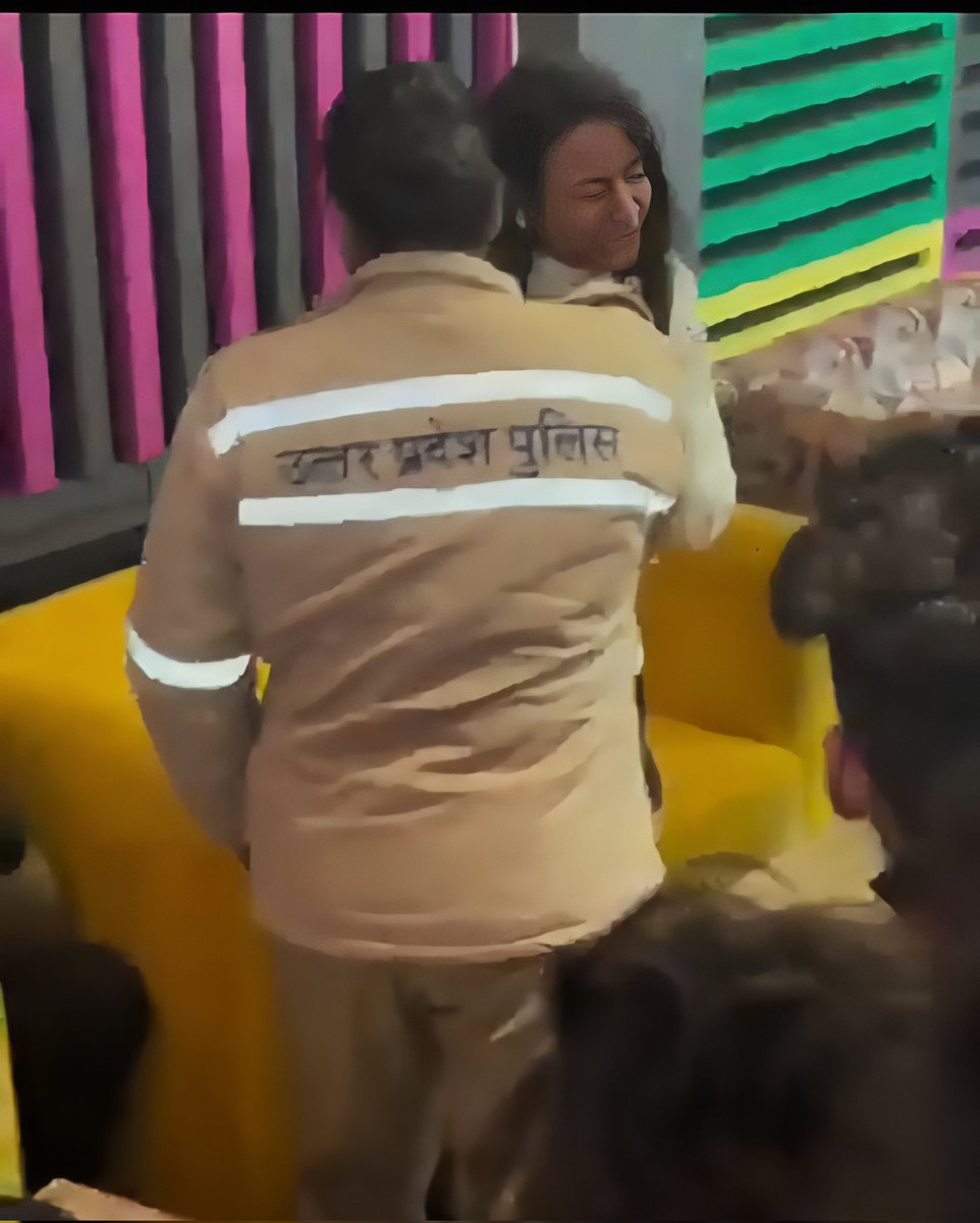 क्या इस देश में जन्मदिन मानना अपराध है ?
जन्मदिन की पार्टी में कौन धर्म के लोग शामिल होंगे क्या ये बजरंगदल तय करेगा ?
क्या अब उत्तरप्रदेश पुलिस बजरंगदल के अनुसार चलेगी ?
<a href="/Uppolice/">UP POLICE</a> मामले में क्या कार्यवाही हुई जवाब दीजिए।