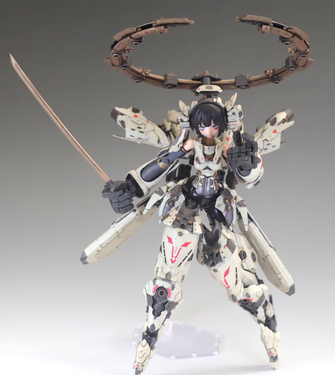 sigra_mecha's tweet photo. 反神無”アンティカンナ”

天使のような姿のヒト型兵器。
―星滅びて、そこに反する、神ぞ無く。 
惑星破壊を行う悪辣なる、無垢の化身である。 

メガミデバイス・ランサーをベースに
メーカー問わず複数ミキシングしています。

（リプに詳細などつづく） #GMC_2025完成品 https://t.co/ULN6MdGXQp