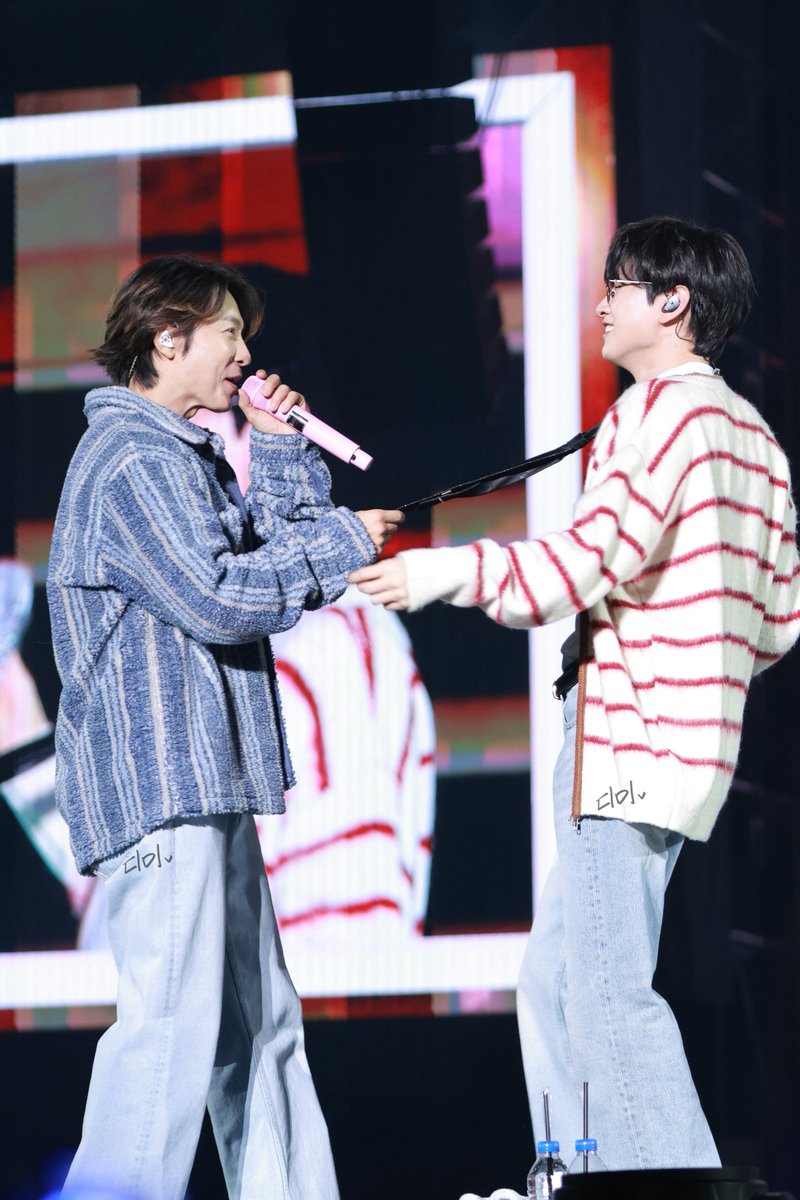 de__midnight's tweet image. 251228 디앤이 HOME COMING 2부

무대에서 이렇게 해도 돼🙂‍↕️
@donghae861015 
@AllRiseSilver

#DONGHAE #동해 
#EUNHYUK #은혁 #혁재
#SUPERJUNIOR #슈주 #슈퍼주니어
#슈퍼주니어DnE #디앤이 #DnE