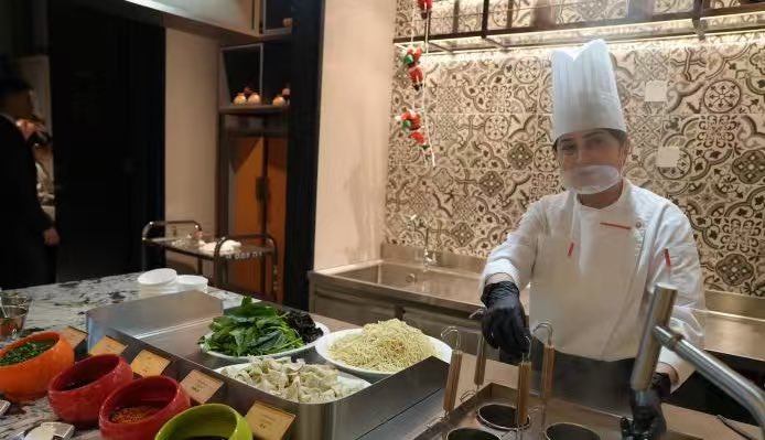XinjiangTales's tweet image. On December 24, a Chinese #cuisine promotion event was held in Astana, #Kazakhstan. Local residents got hands-on experience in roast duck preparation, chefs shared their culinary philosophies, and pastry chefs innovatively integrated dessert-making skills from both countries.