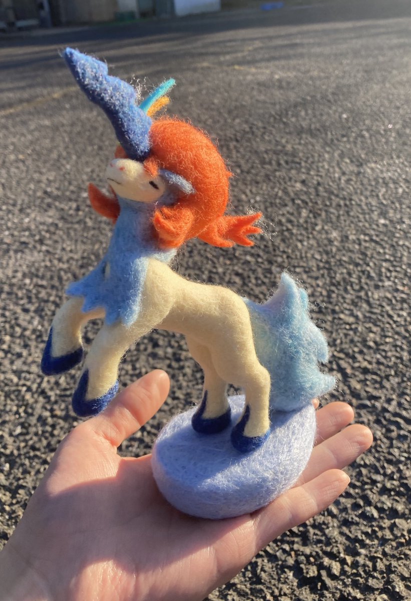 羊毛フェルトマスターのジオくん(<a href="/bsaa_com/">ジオくん@羊毛フェルト🐏</a> )から神々しいケルディオをいただきました！！
かっこよさと美しさを両立した造形に感無量です🤩🤩
こんな細かいデザイン、よく羊毛フェルトで再現できるなぁ､､､とずーっと見入ってしまっています笑
本当にありがとうごいました。家宝